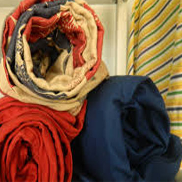 Ấn Độ là một trong những quốc gia nổi tiếng với ngành công nghiệp dệt may và xuất khẩu vải. Bạn sẽ được khám phá những sản phẩm đa dạng về màu sắc, chất liệu và kiểu dáng thông qua hình ảnh xuất khẩu vải và may mặc của Ấn Độ. Những bộ váy dài, áo khoác len hay quần jean sẽ làm cho mỗi người đều muốn sở hữu.